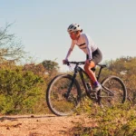 vrouw op mountainbike
