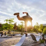 vallende mountainbiker op een parcour